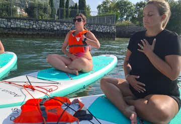 Lezione di SUP Yoga sul Lago d’Iseo