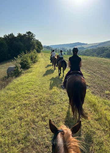 Horseback riding for couples in the medieval village of Tabiano Castello