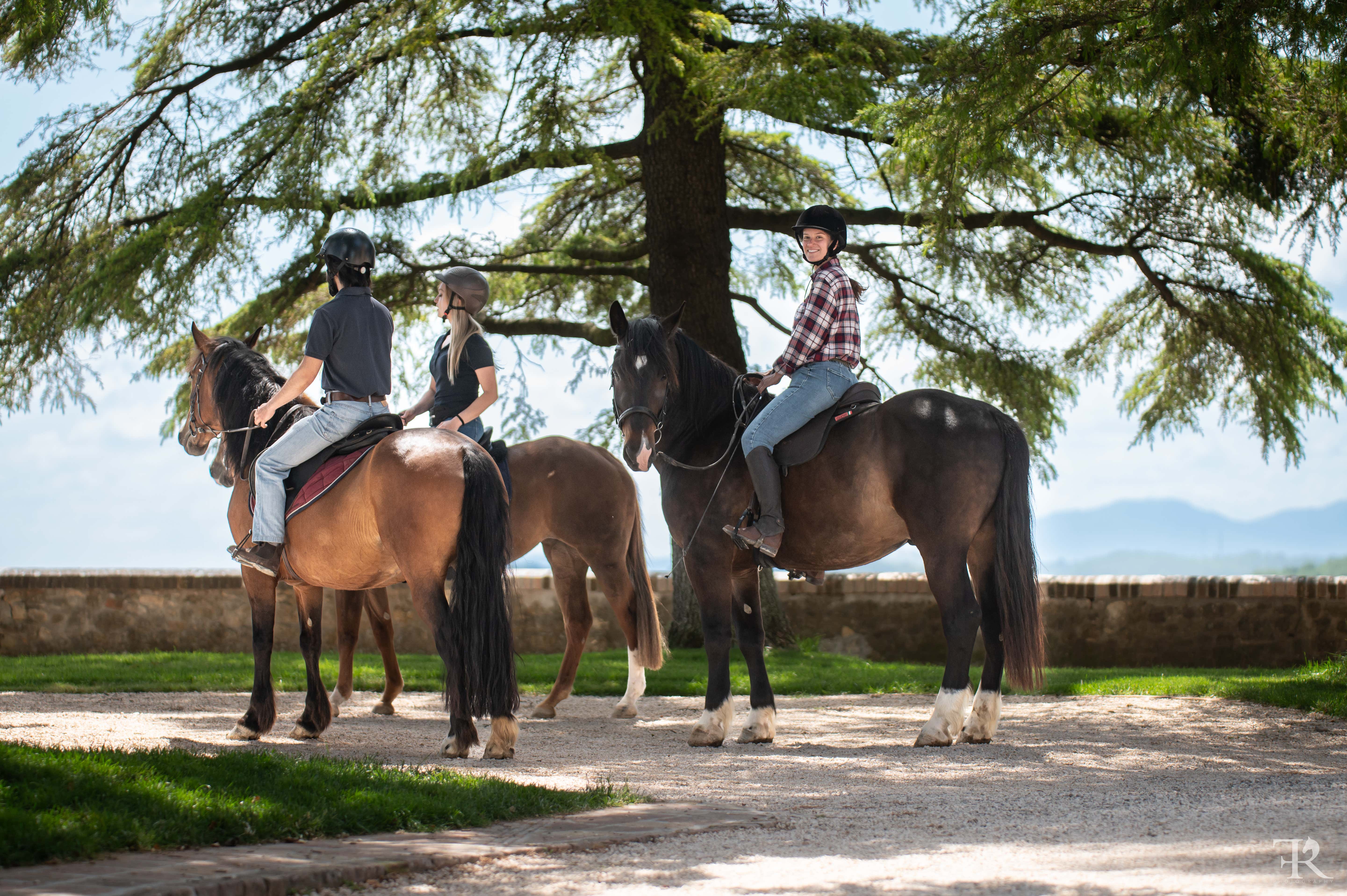 Passeggiata a cavallo di coppia nel borgo di Tabiano Castello e aperitivo