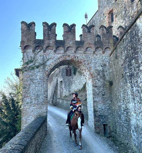 Horseback riding for couples in the medieval village of Tabiano Castello