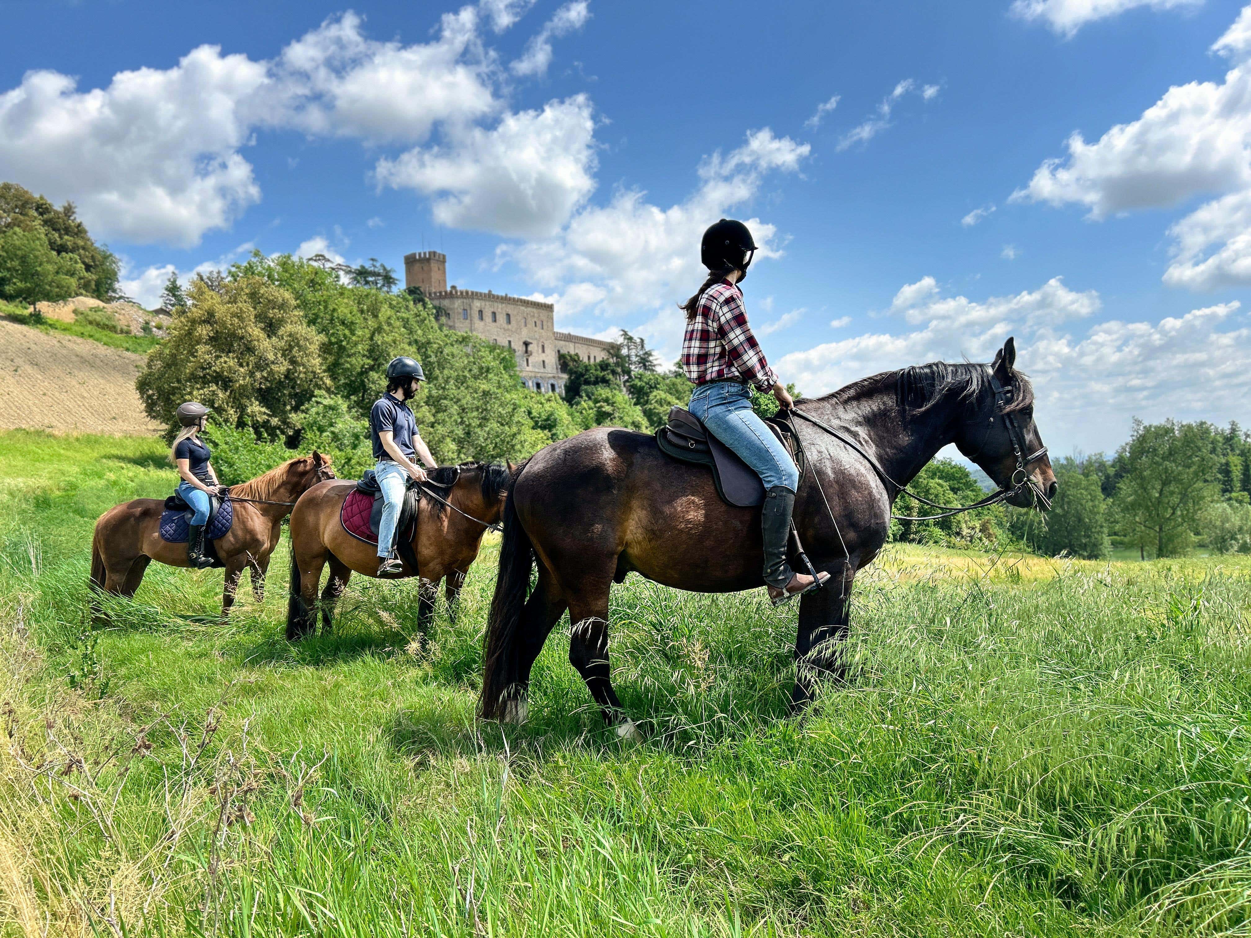 Passeggiata a cavallo di coppia nel borgo medievale di Tabiano Castello
