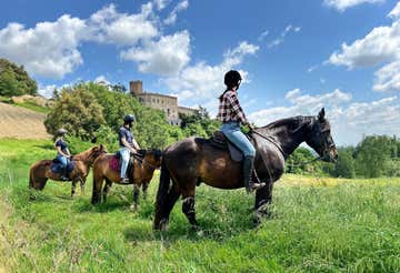 Horseback riding for couples in the medieval village of Tabiano Castello