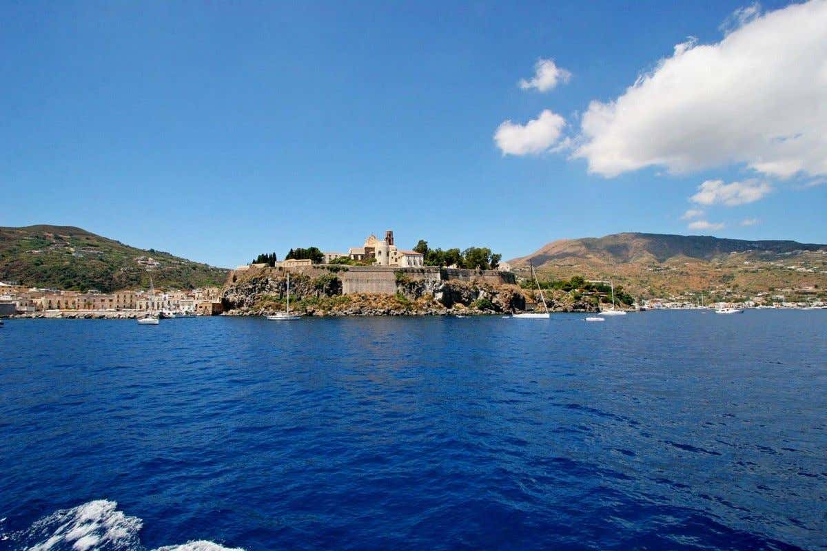 Motorboat tour to Lipari, Panarea and Stromboli