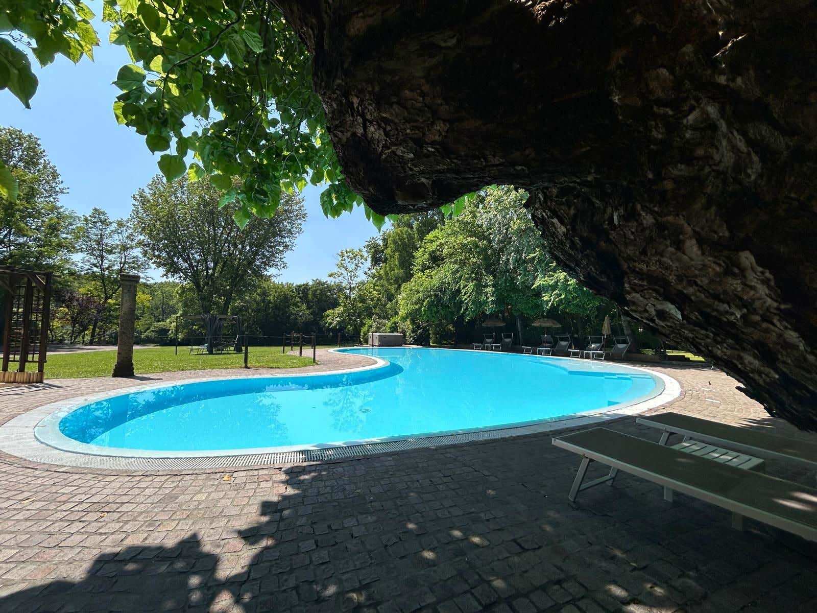 Ingresso giornaliero in piscina con ombrellone e lettino a Pavia