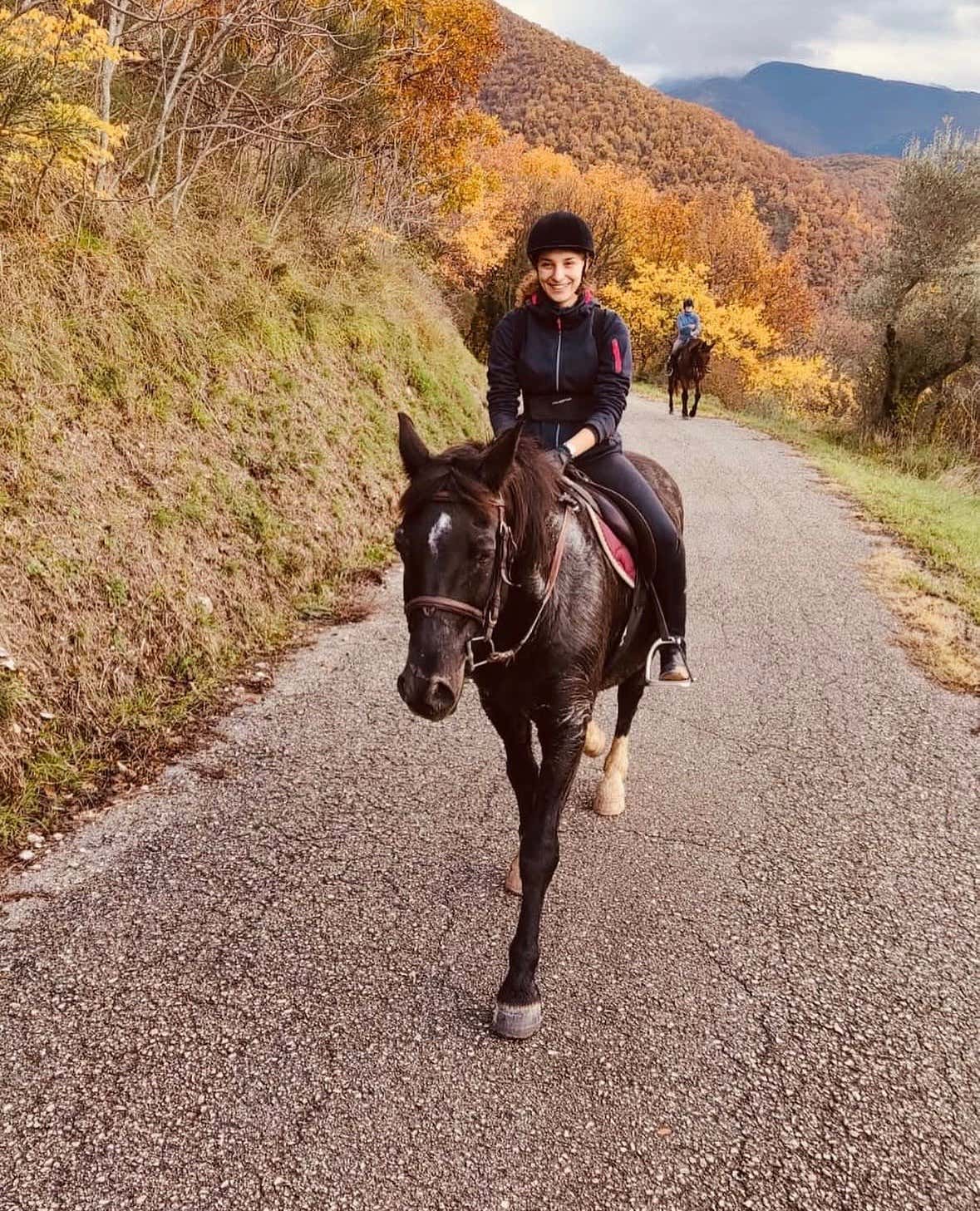 Lezione di equitazione e passeggiata a cavallo per adulti e bambini a Fabriano