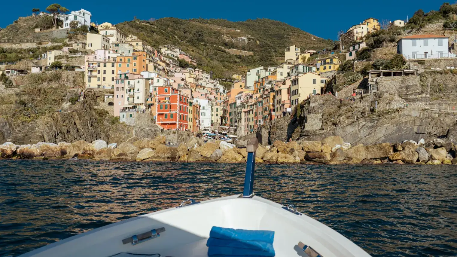 Tour in barca alle Cinque Terre da Monterosso con snorkeling e aperitivo