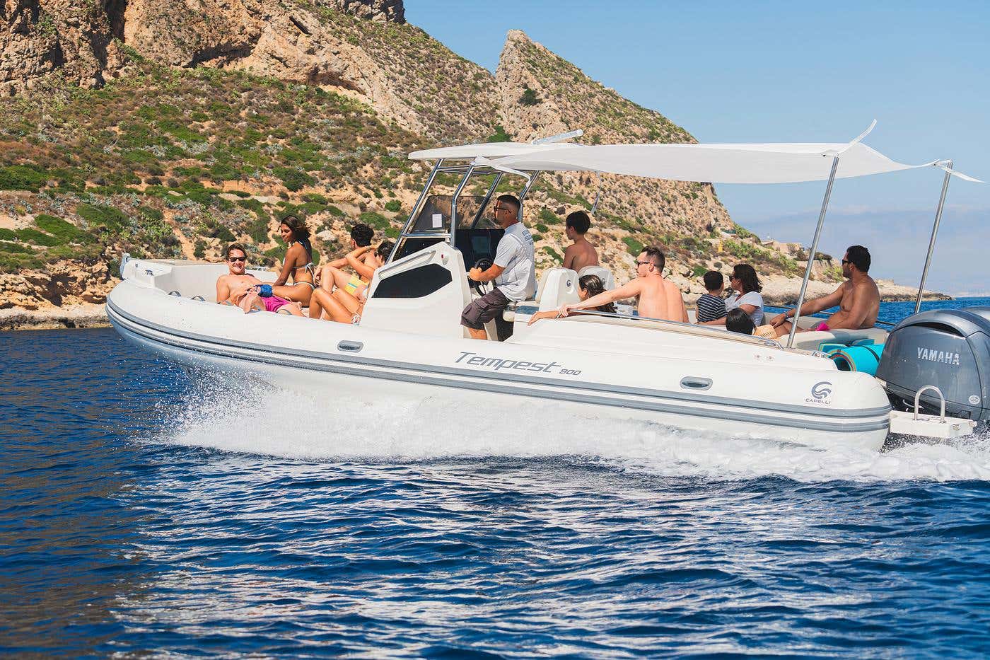 Tour a Favignana e Levanzo in gommone di lusso da Trapani con aperitivo