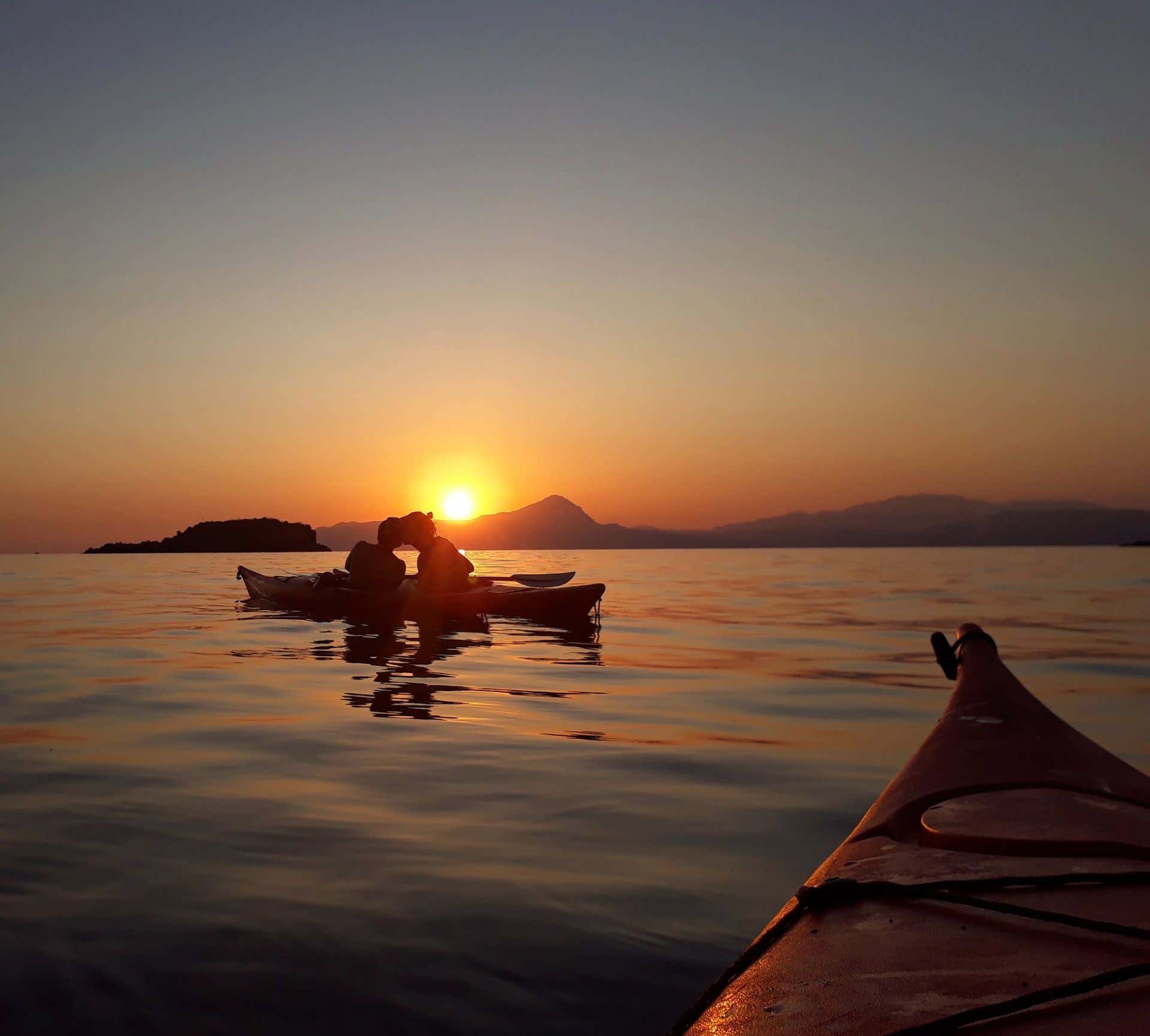 Tour in kayak nelle Grotte di Maratea al tramonto