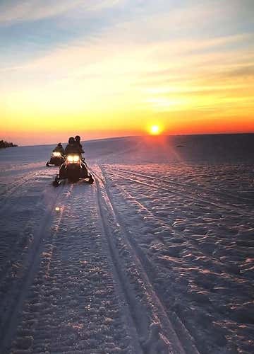 Giro in motoslitta e aperitivo con vista a Montecampione