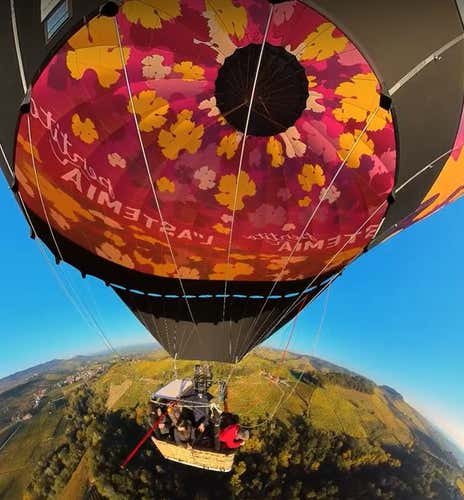 Volo condiviso in mongolfiera nelle Langhe e degustazione vini