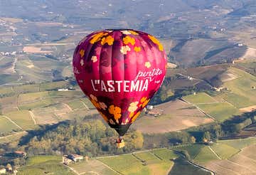Volo condiviso in mongolfiera nelle Langhe e degustazione vini