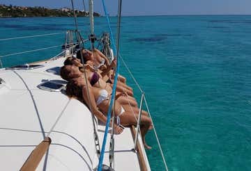 Tour in barca a vela verso il sud della Corsica da Santa Teresa Gallura con pranzo