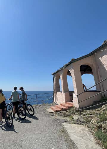 Tour in e-bike da Levanto a Framura con focaccia e vino locale