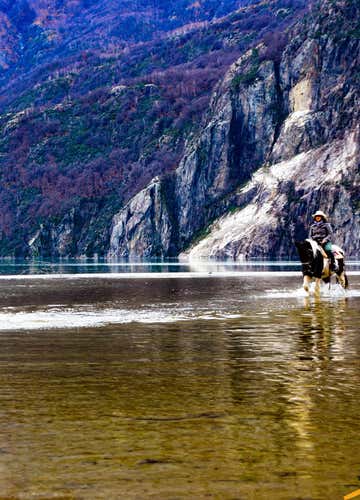 Horseback riding on Lake Mezzola in Valchiavenna