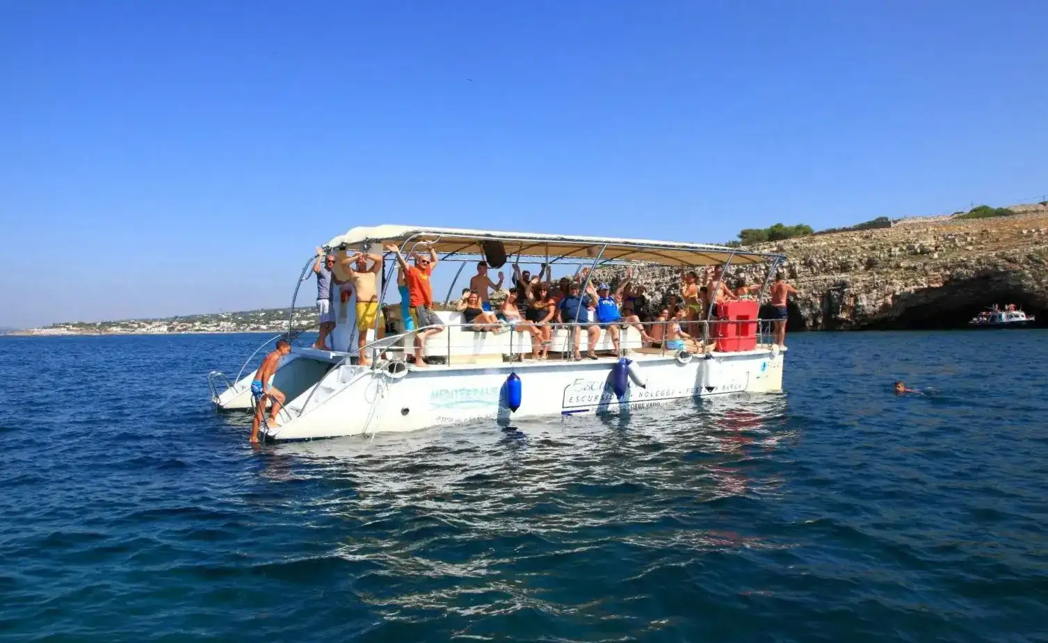 Tour in catamarano delle grotte del Salento con aperitivo