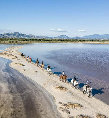 Passeggiata a cavallo tra le saline di Sant'Antioco in Sardegna