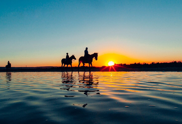 Passeggiata a cavallo tra le saline di Sant'Antioco in Sardegna