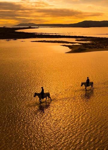 Passeggiata a cavallo tra le saline di Sant'Antioco in Sardegna