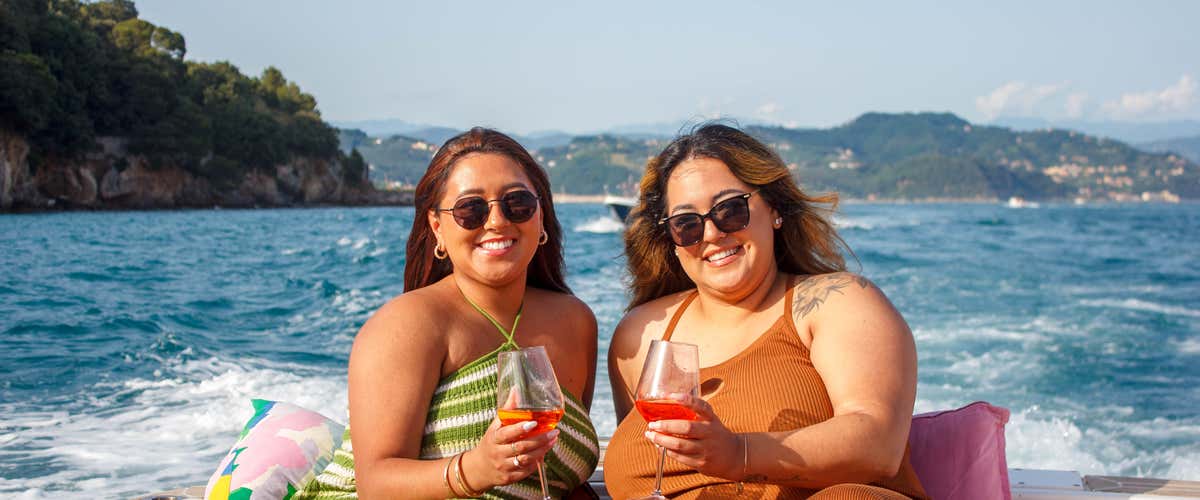 Sunset boat tour in the Golfo dei Poeti with aperitif