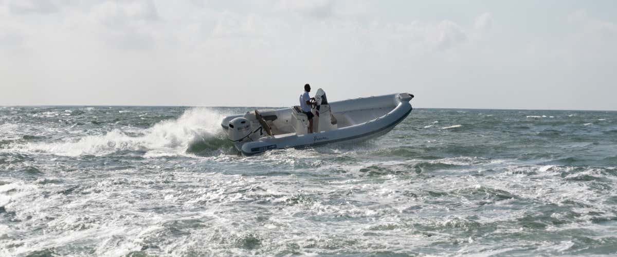Dinghy charter in Villasimius - 5.70 m, 40 HP