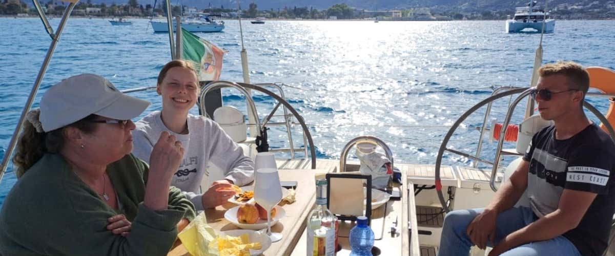 Escursione in barca a vela lungo la costa di Palermo con aperitivo