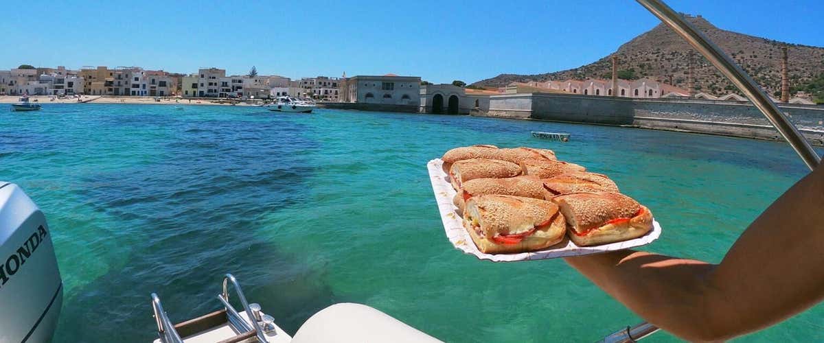 Tour in gommone a Favignana e Levanzo da Marsala con pranzo e aperitivo