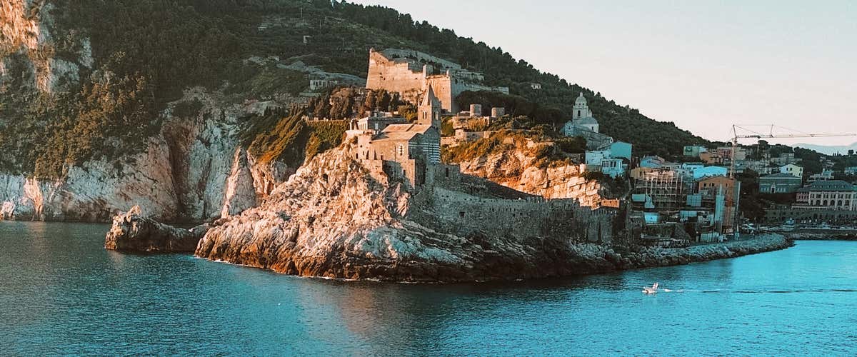 Motorboat tour of the Golfo dei Poeti with sunset aperitif