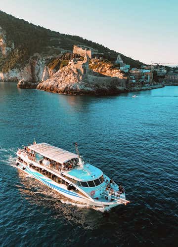 Motorboat tour of the Golfo dei Poeti with sunset aperitif