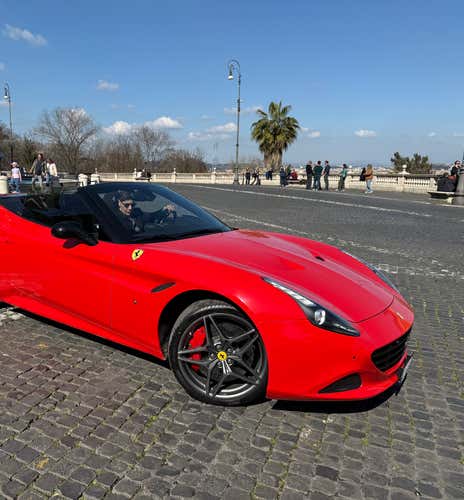 Esperienza di guida su strada in Ferrari a Roma