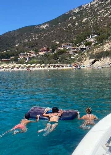 One-day private boat tour around the island of Elba