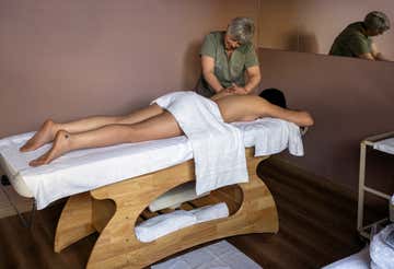 Ingresso in spa panoramica sul lago di Piediluco e massaggio con olio di tartufo