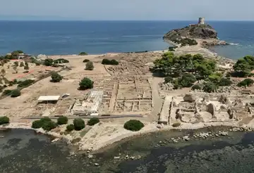 SUP tour of the ruins of Nora