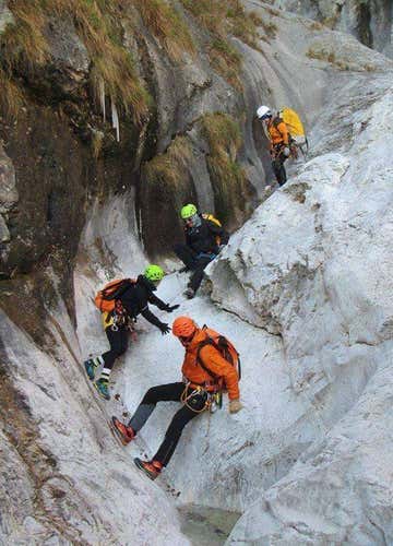 Dry Canyoning Canal Pianone nelle Alpi Apuane