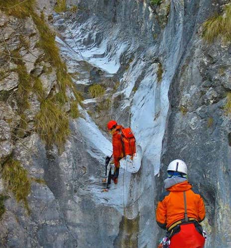 Dry Canyoning Canal Pianone nelle Alpi Apuane