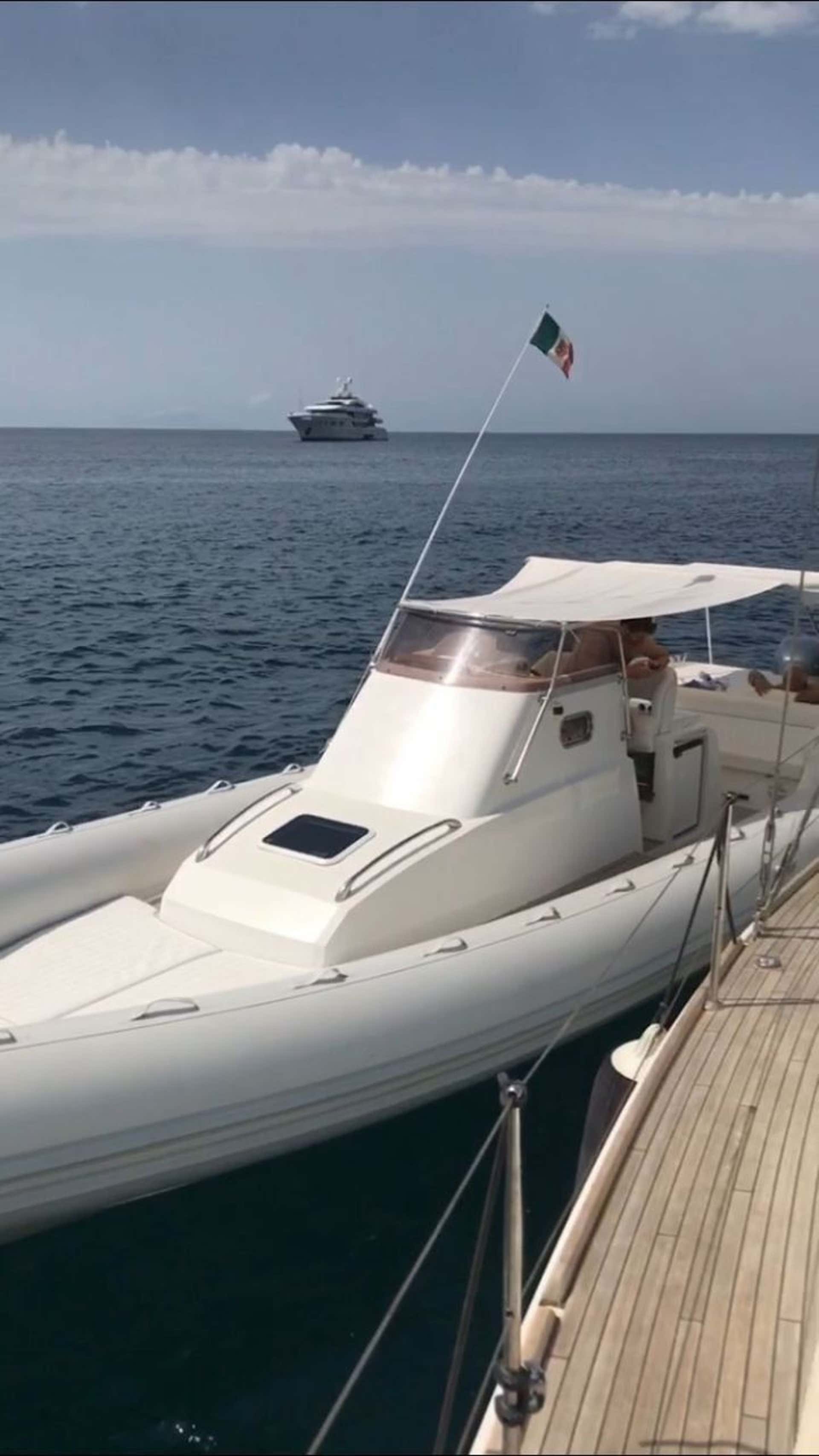 Dinghy rental with skipper in Castellammare di Stabia 10 m, 500 hp