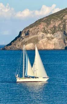 Escursioni in barca a vela alle Isole Eolie